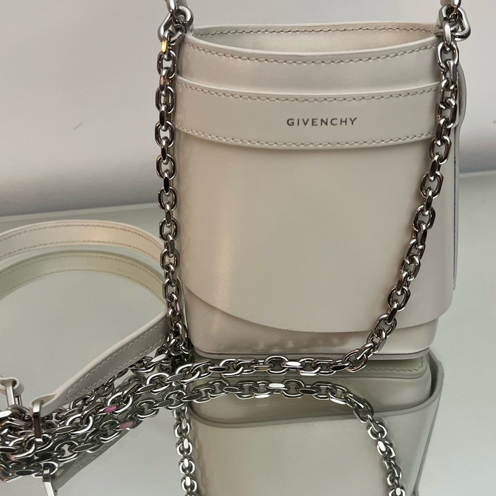 GIVENCHY Micro Shark Lock bucket bag in Box leather Ivory - Picture 5 of 16
